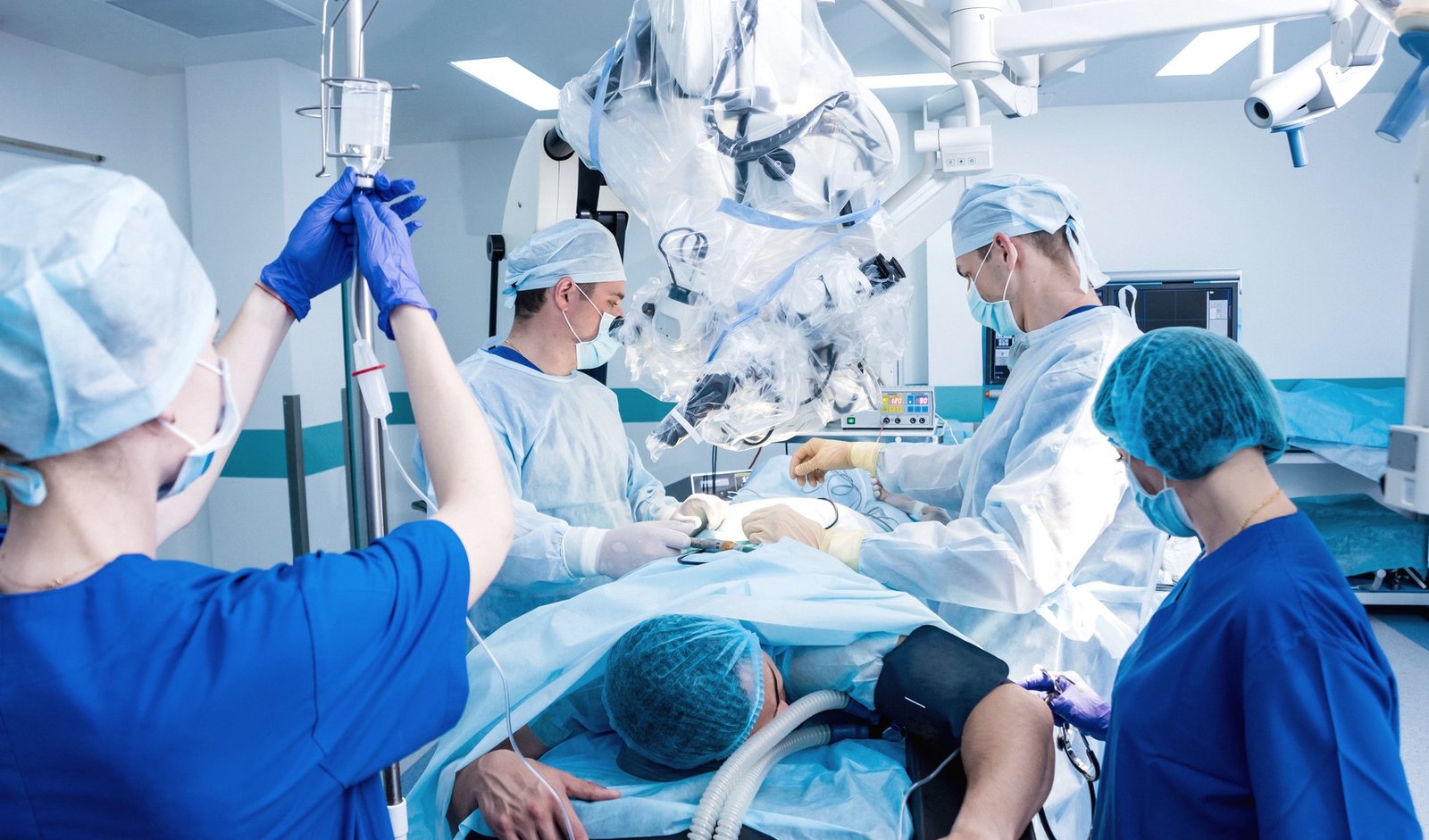 Operationssaal mit Operationsmikroskop